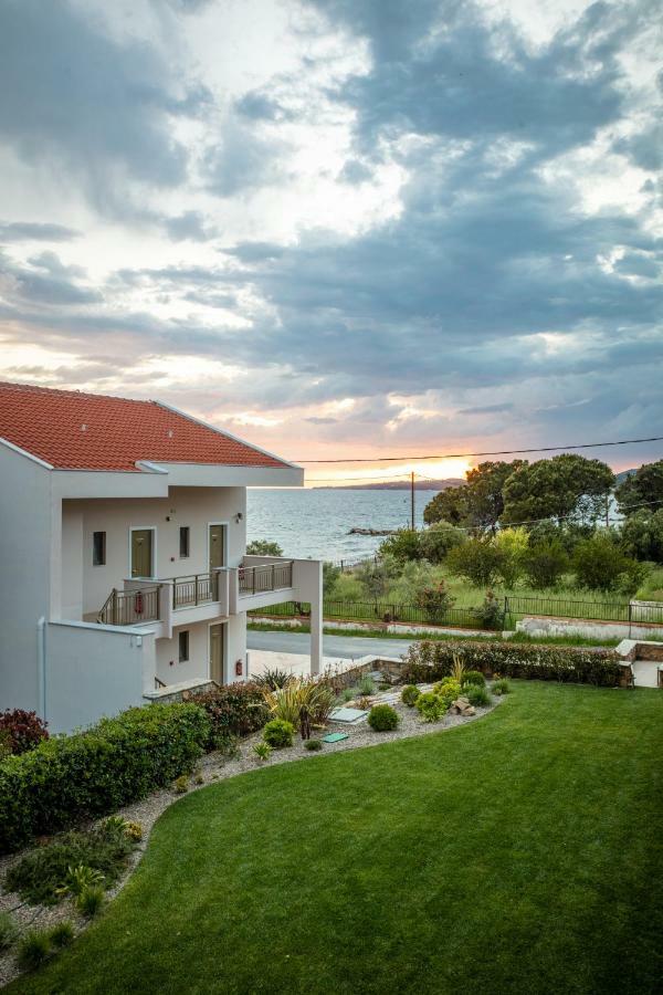 Royalty Suites Seaside Nikiti  Exterior foto